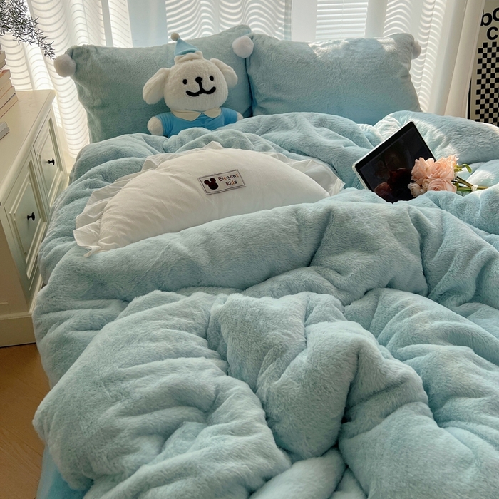 91家纺网 家纺一手货源 找家纺 金爱家 2024新款A类兔毛毛球350克立体牛奶绒四件套 毛球纯色-海蓝
