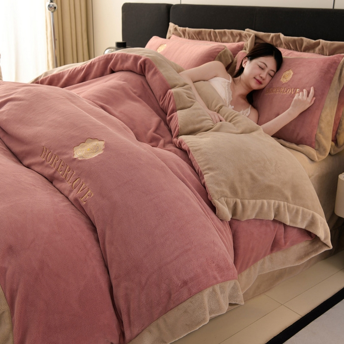 91家纺网 家纺一手货源 找家纺 氧家 2024新款宽边撞色对角牛奶绒绣花四件套--花颜对角 花韵-豆沙