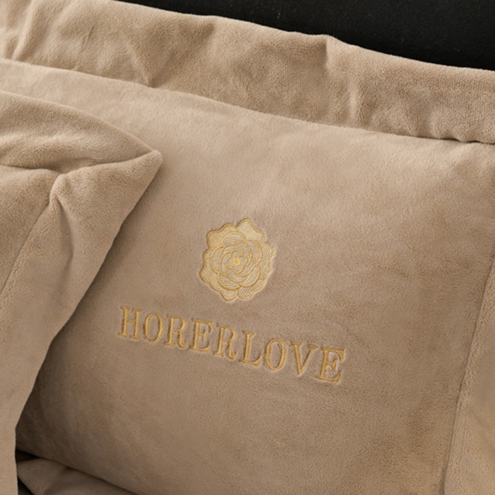 91家纺网 家纺一手货源 找家纺 氧家 2024新款宽边撞色对角牛奶绒绣花四件套--花颜对角 花韵-卡琪