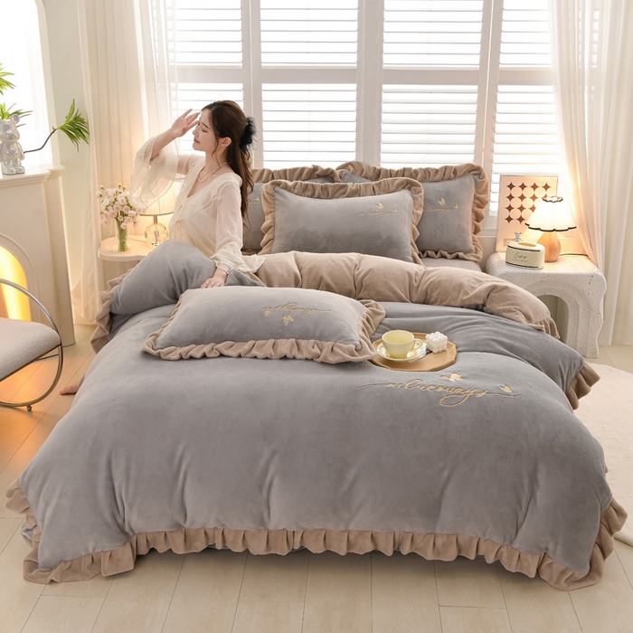 91家纺网 家纺一手货源 找家纺 氧家 2024新款韩版牛奶绒绣花四件套--蝶恋 羽蝶-浅灰