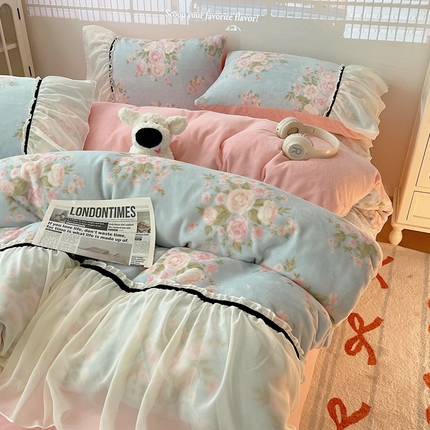 91家纺网 家纺一手货源 找家纺 花漾家居 2024韩版蕾丝织带法式牛奶绒四件套 花香蓝