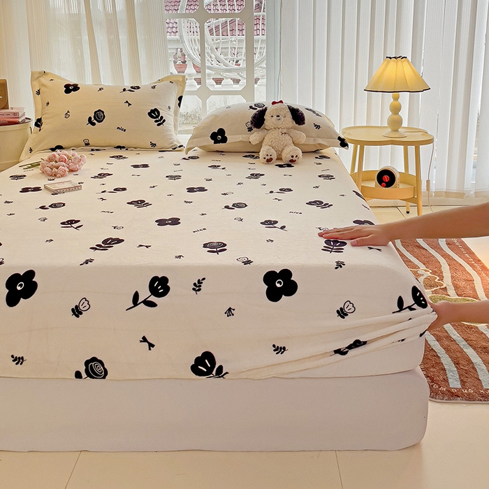 91家纺网 家纺一手货源 找家纺 名兮 2024卡通时尚风高克重牛奶绒床笠 花溪