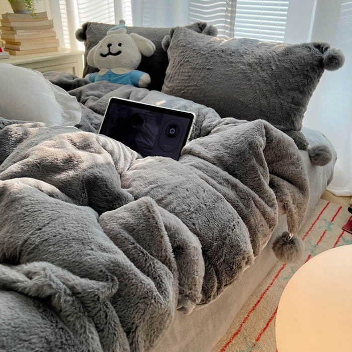 91家纺网 家纺一手货源 找家纺 金爱家 2024新款A类兔毛毛球350克立体牛奶绒四件套 毛球纯色-灰黑