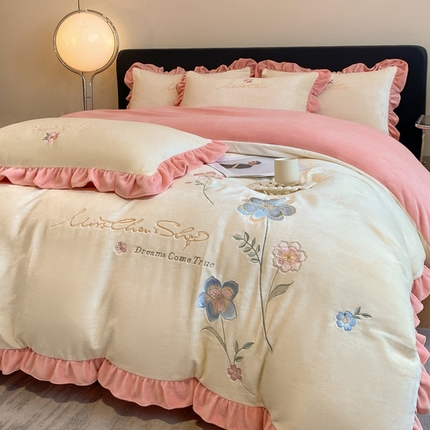 91家纺网 家纺一手货源 找家纺  2025新款高克重加厚纯色刺绣花边款牛奶绒四件直播8斤梦境-奶白+浅粉