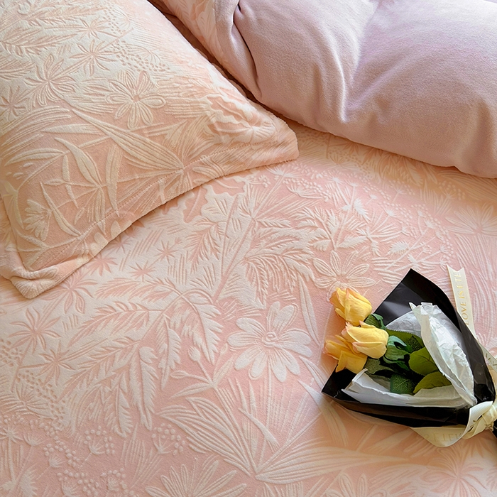 91家纺网 家纺一手货源 找家纺 昊川家纺 2024新款短毛绒牛奶绒立体雕花四件套 暮秋-粉