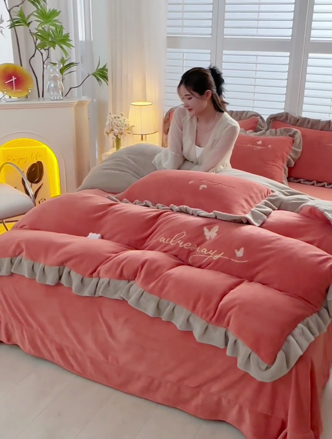 91家纺网 家纺一手货源 找家纺 氧家 2024新款韩版牛奶绒绣花四件套--蝶恋 羽蝶-橙橘色