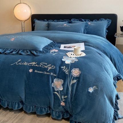 91家纺网 家纺一手货源 找家纺 2025新款高克重加厚纯色刺绣花边款牛奶绒四件直播8斤梦境-宾利蓝