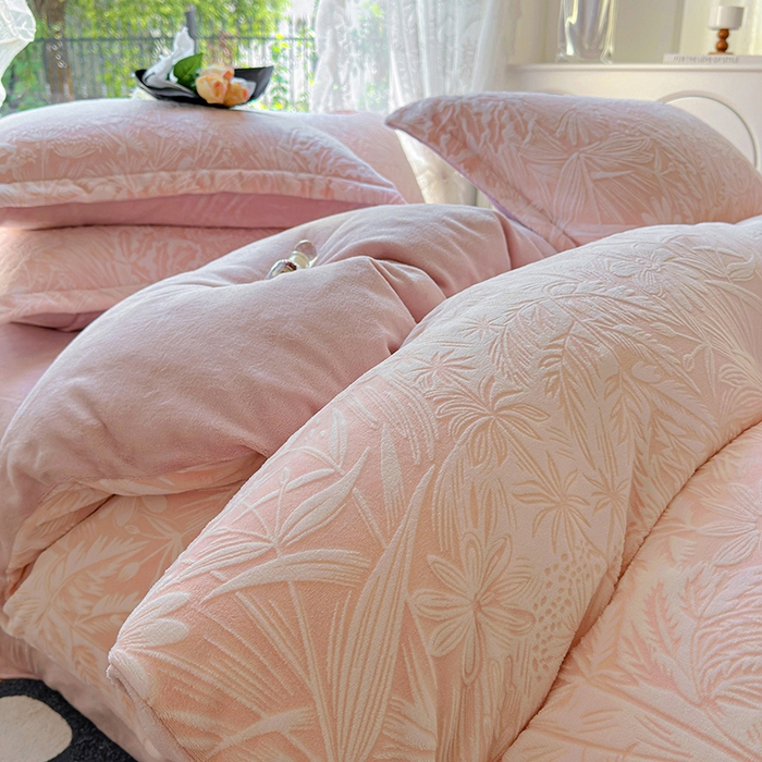 91家纺网 家纺一手货源 找家纺 昊川家纺 2024新款短毛绒牛奶绒立体雕花四件套 暮秋-粉