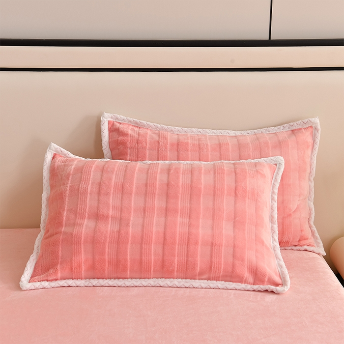 91家纺网 家纺一手货源 找家纺 星窝家纺 2025新款直播热推8D立体雕花工艺加厚牛奶绒四件套（控价标准不低于139） 时尚格调粉