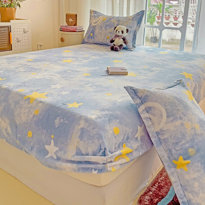 91家纺网 家纺一手货源 找家纺 名兮 2024卡通时尚风高克重牛奶绒床笠 满天星