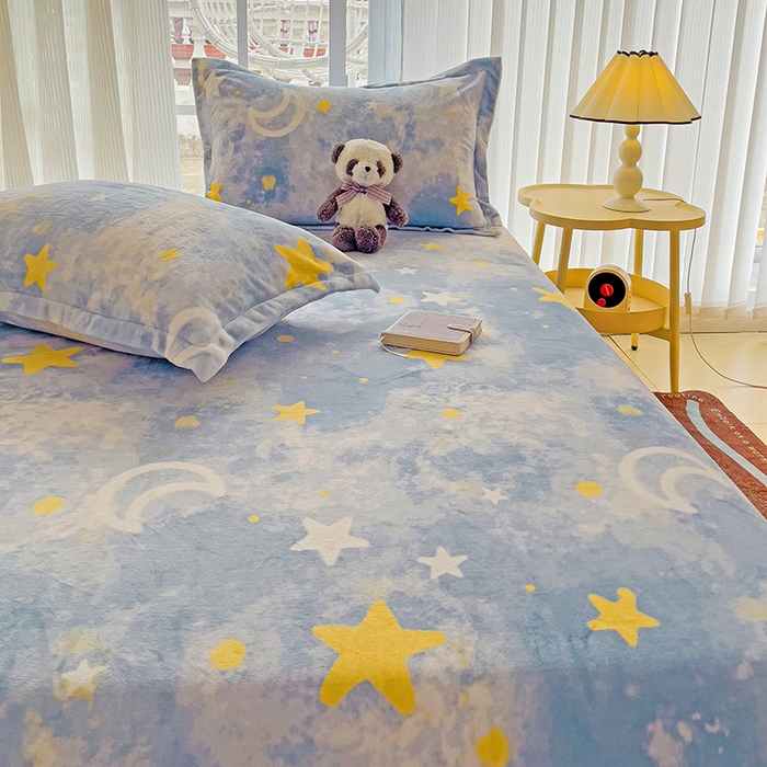 91家纺网 家纺一手货源 找家纺 名兮 2024卡通时尚风高克重牛奶绒床笠 满天星