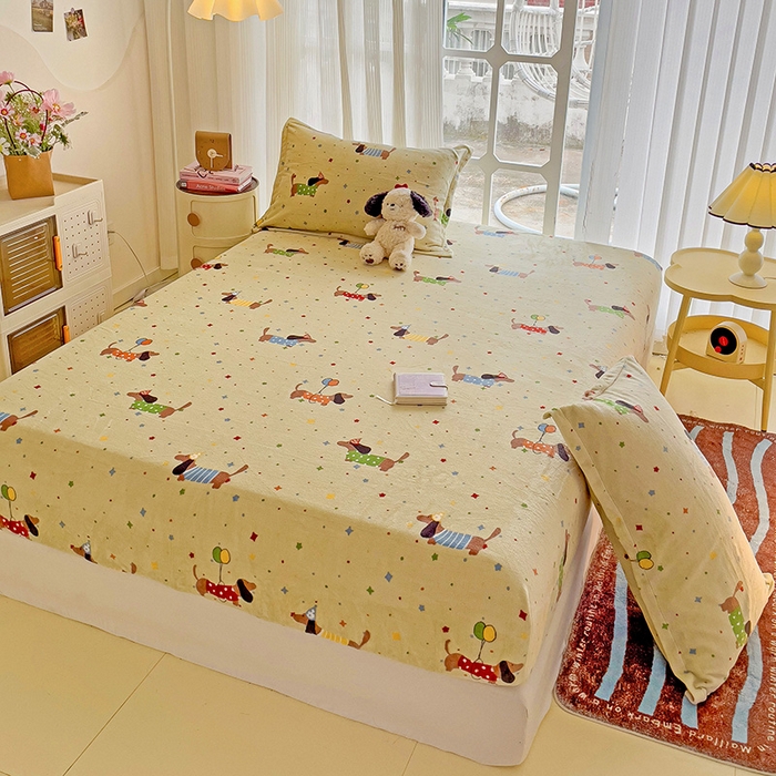 91家纺网 家纺一手货源 找家纺 名兮 2024卡通时尚风高克重牛奶绒床笠 腊肠狗