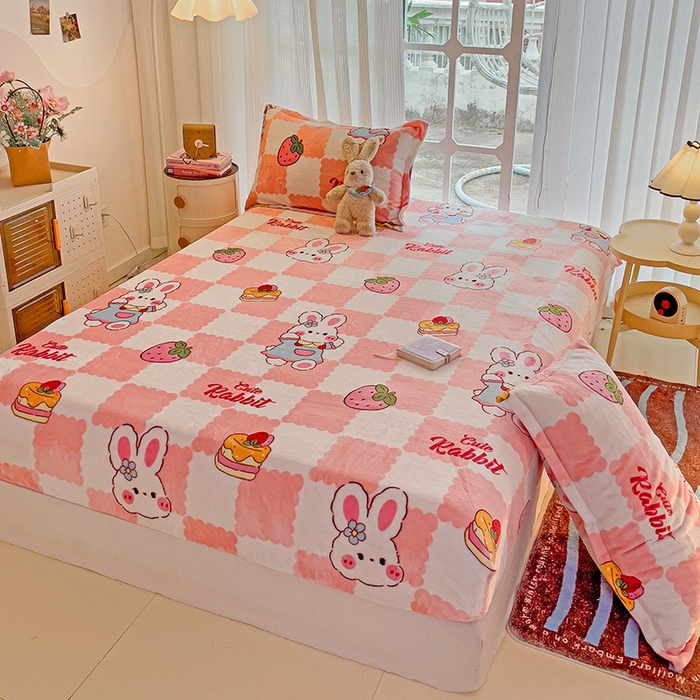 91家纺网 家纺一手货源 找家纺 名兮 2024卡通时尚风高克重牛奶绒床笠 格子兔