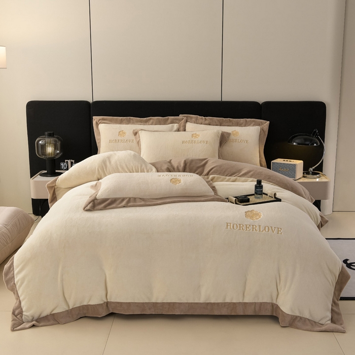 91家纺网 家纺一手货源 找家纺 氧家 2024新款宽边撞色对角牛奶绒绣花四件套--花颜对角 花韵-高雅白