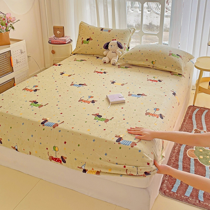 91家纺网 家纺一手货源 找家纺 名兮 2024卡通时尚风高克重牛奶绒床笠 腊肠狗