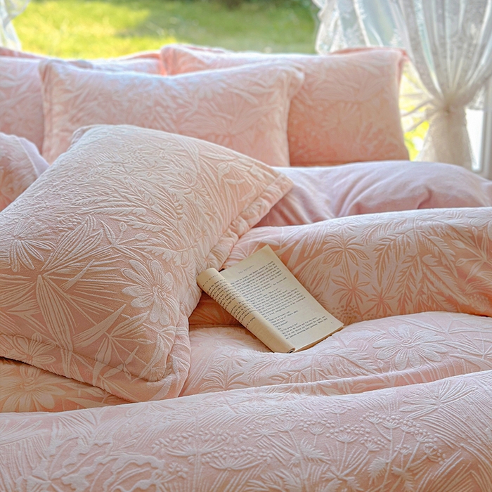 91家纺网 家纺一手货源 找家纺 昊川家纺 2024新款短毛绒牛奶绒立体雕花四件套 暮秋-粉