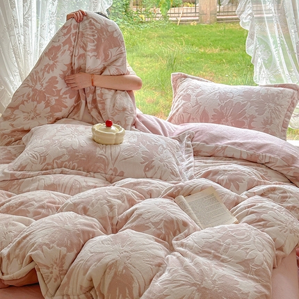 91家纺网 家纺一手货源 找家纺 （总）昊川家纺 2025新款直播热款短毛绒牛奶绒四件套立体雕花四件套