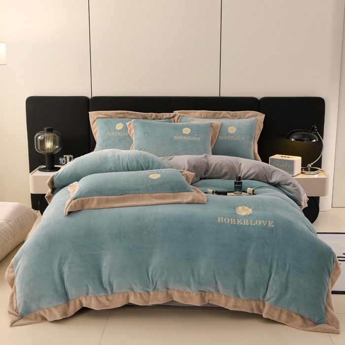 91家纺网 家纺一手货源 找家纺 氧家 2024新款宽边撞色对角牛奶绒绣花四件套--花颜对角 花韵-草绿