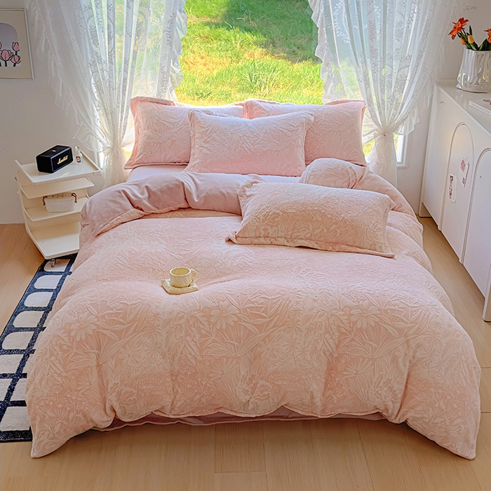 91家纺网 家纺一手货源 找家纺 昊川家纺 2024新款短毛绒牛奶绒立体雕花四件套 暮秋-粉