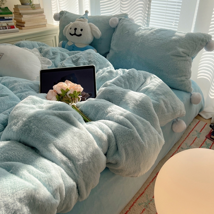 91家纺网 家纺一手货源 找家纺 金爱家 2024新款A类兔毛毛球350克立体牛奶绒四件套 毛球纯色-海蓝