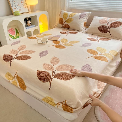 91家纺网 家纺一手货源 找家纺 圣比熊 2025新款冬季牛奶绒加厚床笠法兰绒床罩套珊瑚绒床垫保护套全包床单 黄金叶
