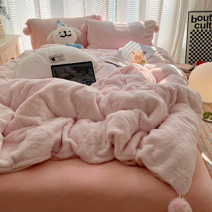 91家纺网 家纺一手货源 找家纺 金爱家 2024新款A类兔毛毛球350克立体牛奶绒四件套 毛球纯色-蜜粉