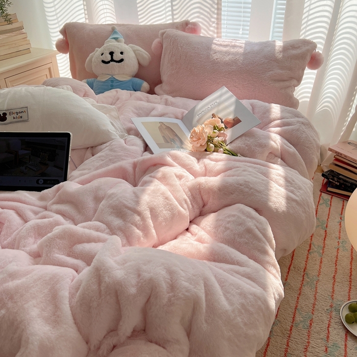91家纺网 家纺一手货源 找家纺 金爱家 2024新款A类兔毛毛球350克立体牛奶绒四件套 毛球纯色-蜜粉