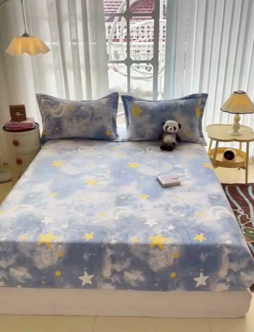 91家纺网 家纺一手货源 找家纺 名兮 2024卡通时尚风高克重牛奶绒床笠 满天星