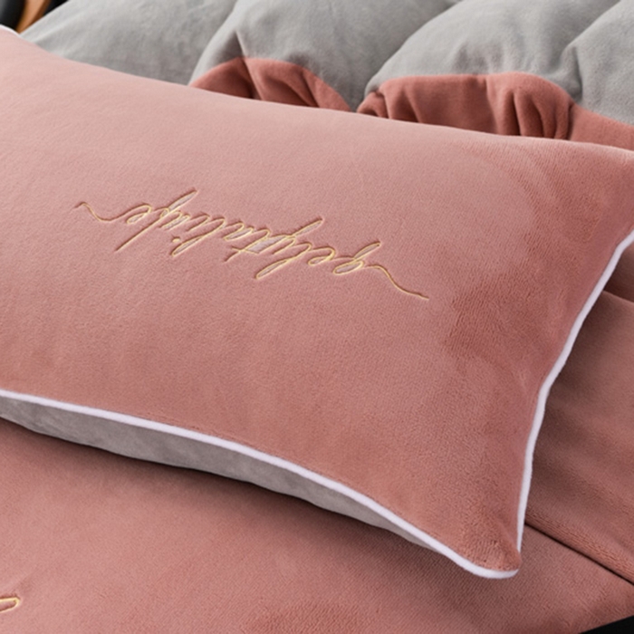 91家纺网 家纺一手货源 找家纺 氧家 2024新款宽边撞色对角牛奶绒绣花四件套--典雅 典雅-浅豆沙