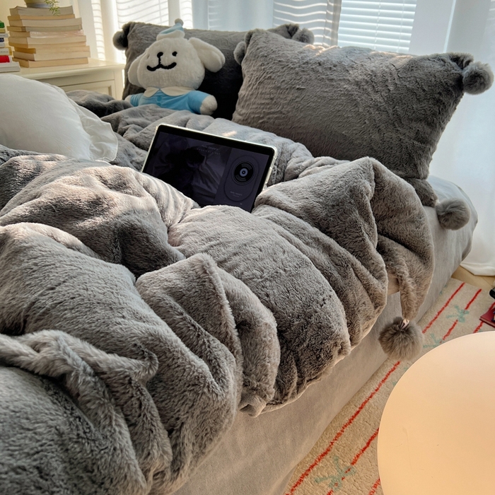 91家纺网 家纺一手货源 找家纺 金爱家 2024新款A类兔毛毛球350克立体牛奶绒四件套 毛球纯色-灰黑