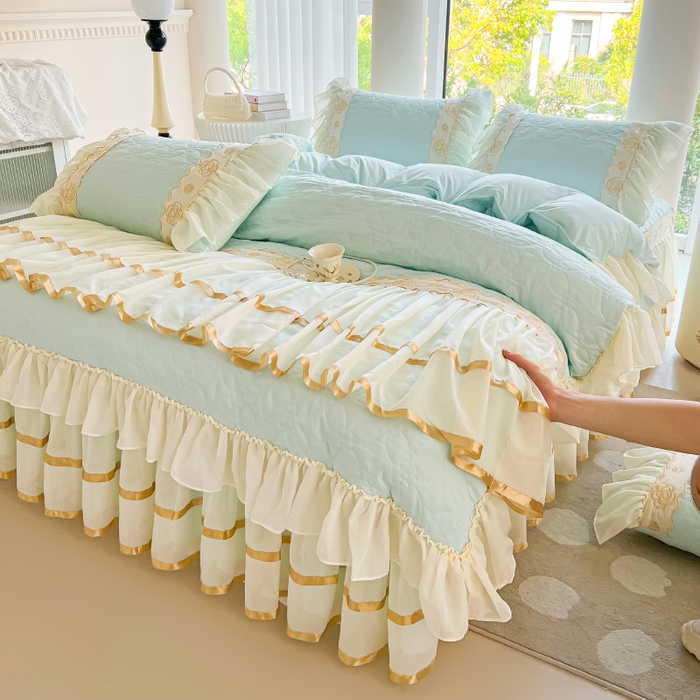 91家纺网 家纺一手货源 找家纺 罗艺轩 2024新款公主风水洗棉夹棉床裙款四件套-花蔓海盐蓝