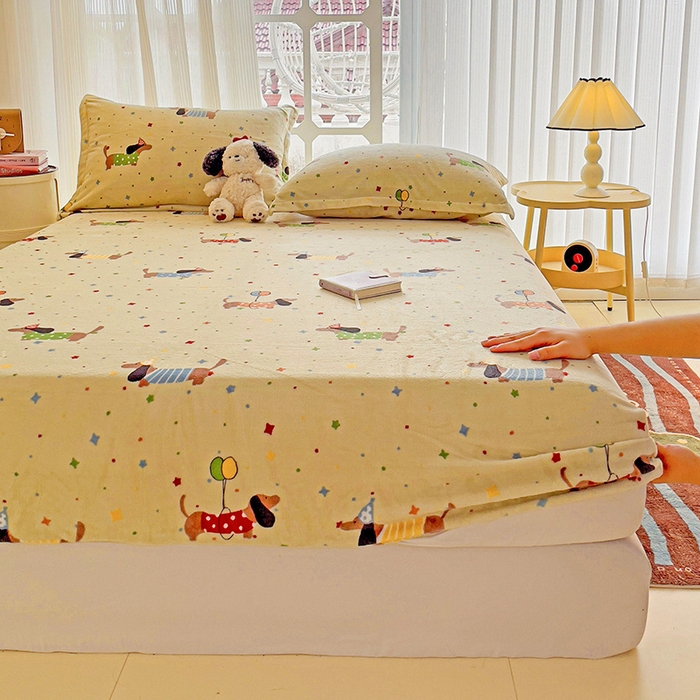 91家纺网 家纺一手货源 找家纺 名兮 2024卡通时尚风高克重牛奶绒床笠 腊肠狗