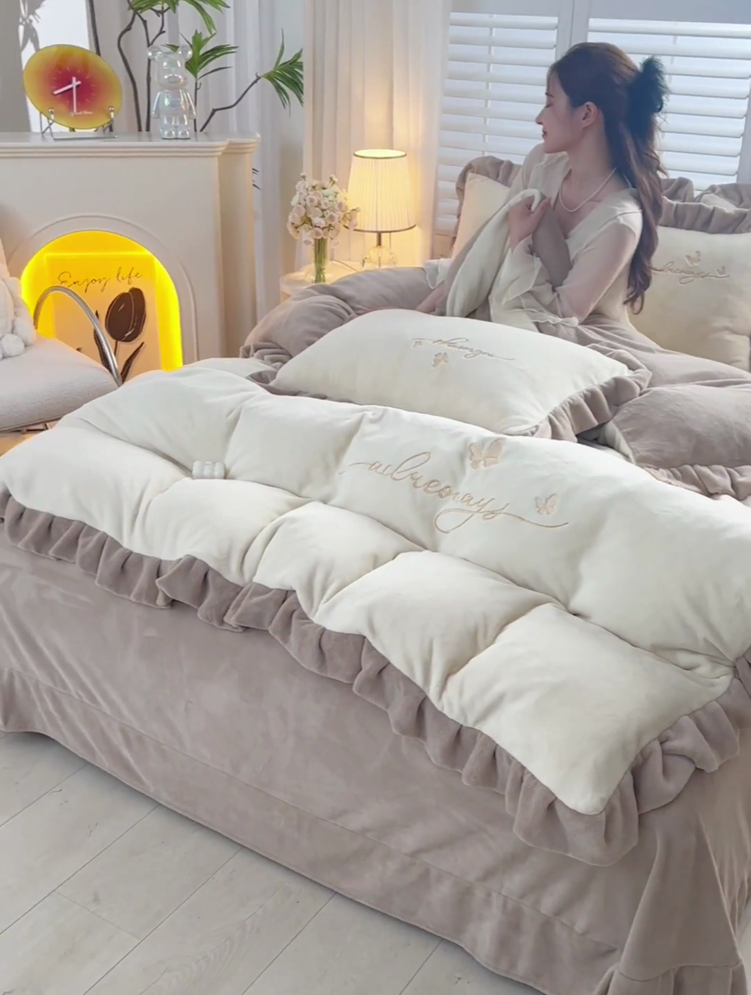 91家纺网 家纺一手货源 找家纺 氧家 2024新款韩版牛奶绒绣花四件套--蝶恋 羽蝶-奶白色