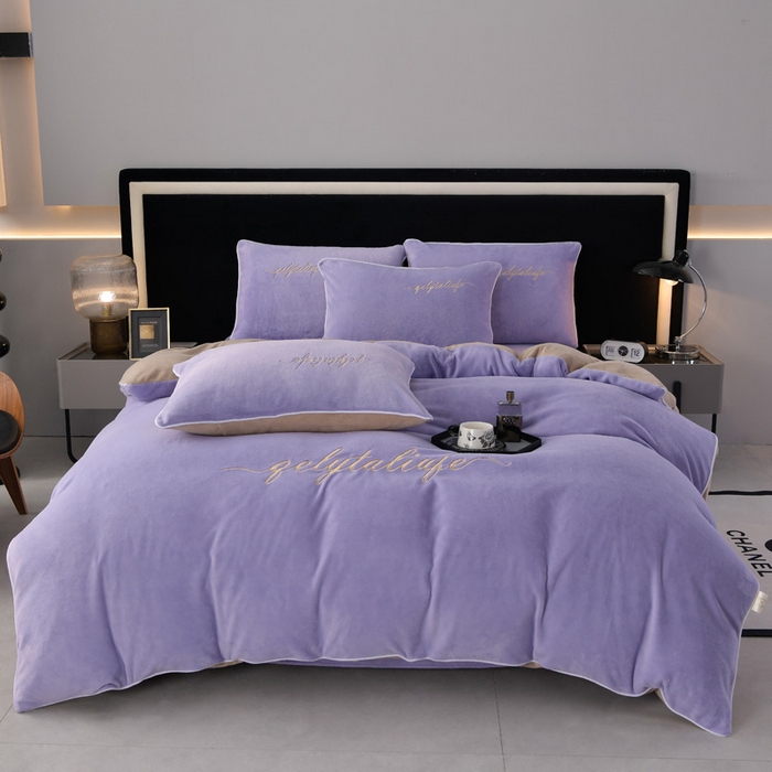 91家纺网 家纺一手货源 找家纺 氧家 2024新款宽边撞色对角牛奶绒绣花四件套--典雅 典雅-丁香紫