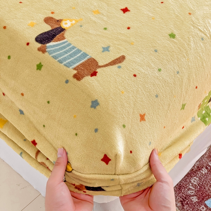 91家纺网 家纺一手货源 找家纺 名兮 2024卡通时尚风高克重牛奶绒床笠 腊肠狗