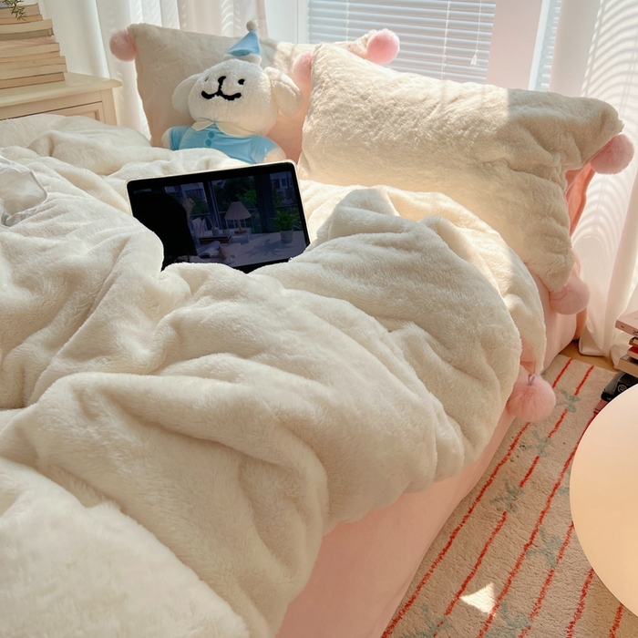 91家纺网 家纺一手货源 找家纺 金爱家 2024新款A类兔毛毛球350克立体牛奶绒四件套 毛球纯色-奶白粉