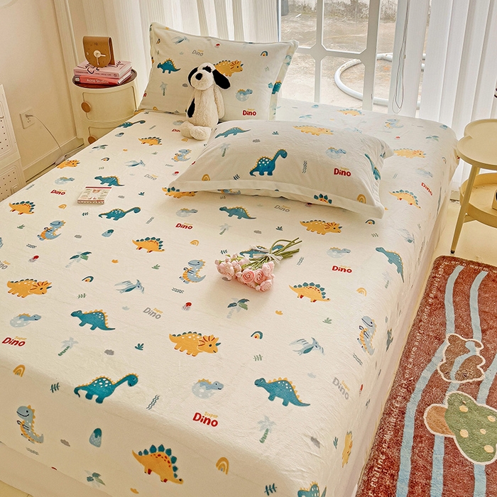 91家纺网 家纺一手货源 找家纺 名兮 2024卡通时尚风高克重牛奶绒床笠 恐龙多多