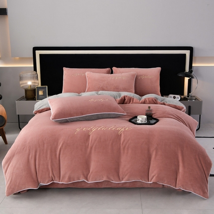 91家纺网 家纺一手货源 找家纺 （总）氧家 2024新款宽边撞色对角牛奶绒绣花四件套--优雅