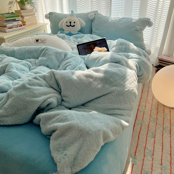 91家纺网 家纺一手货源 找家纺 金爱家 2024新款A类兔毛毛球350克立体牛奶绒四件套 毛球纯色-海蓝