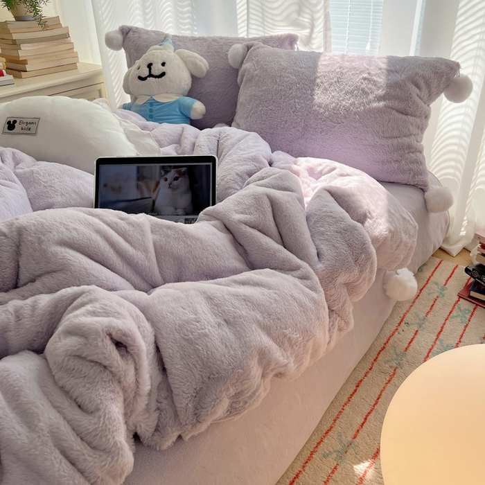 91家纺网 家纺一手货源 找家纺 金爱家 2024新款A类兔毛毛球350克立体牛奶绒四件套 毛球纯色-青紫