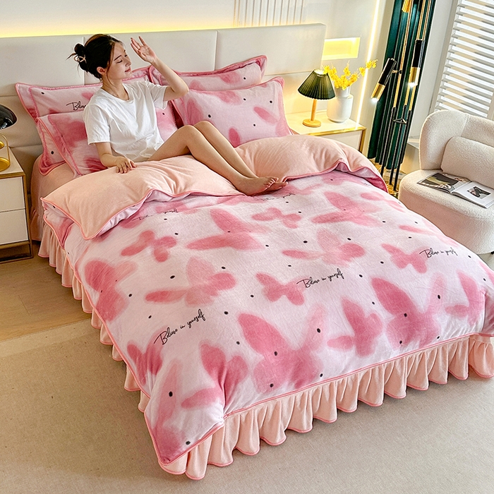 91家纺网 家纺一手货源 找家纺 富缦庭 2024新款8-9斤小包边床裙款牛奶绒印花四件套 蝶舞翩翩