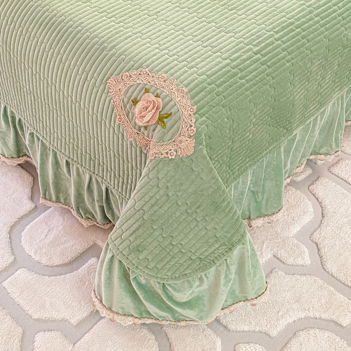 91家纺网 家纺一手货源 找家纺 胜权家纺 2024秋冬新款婴儿绒夹棉圆角花边简约风纯色牛奶绒床盖三件套 流绪花梦绿