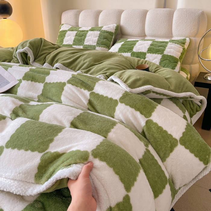 91家纺网 家纺一手货源 找家纺 2024新款A类北极绒格子-条纹系列宽包边加厚被套（暖光图） 棋盘格-豆绿