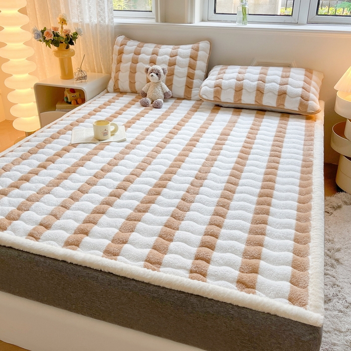 91家纺网 家纺一手货源 找家纺 2024秋冬加厚床垫床褥子北极绒印花泰迪绒床褥床护垫三件套-160g夹棉 条纹-奶咖