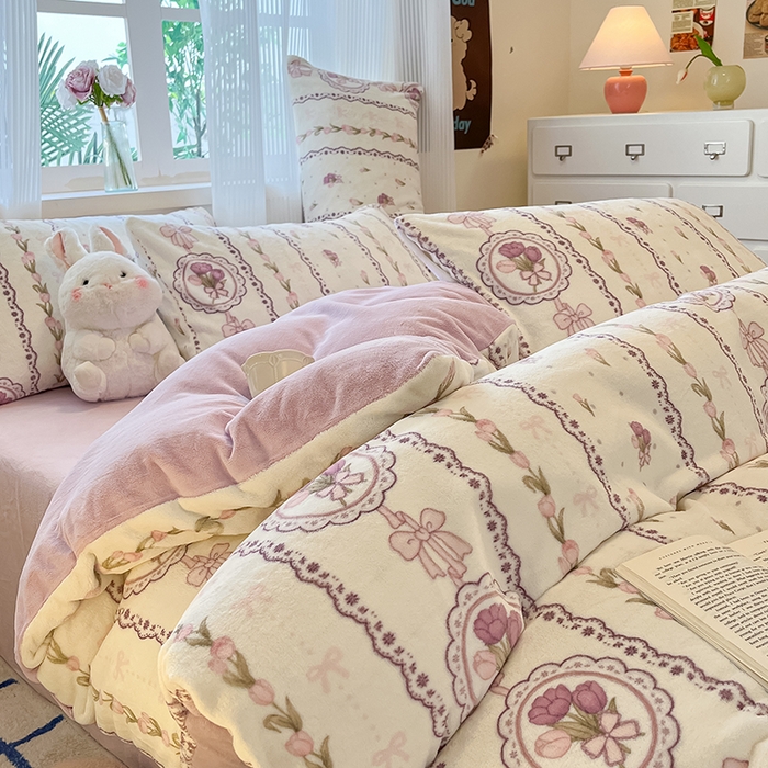 91家纺网 家纺一手货源 找家纺 慕澄家纺 2024新款小清新可爱印花牛奶绒加厚保暖四件套 竖条花