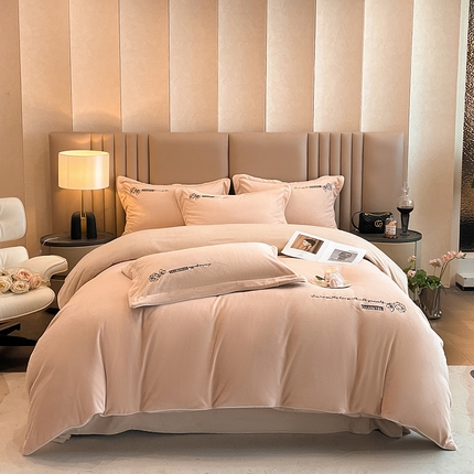 嗯呢家纺 2024新款A类高克重全消光婴儿绒刺绣双拼四件套 浅可可-弗肯红