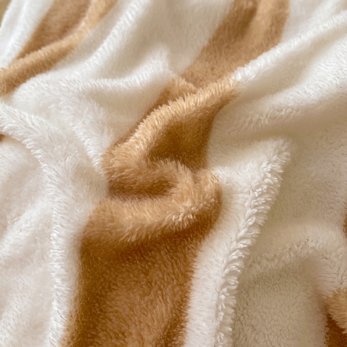 91家纺网 家纺一手货源 找家纺 2024新款A类北极绒格子-条纹系列宽包边加厚被套（暖光图） 条纹-奶咖