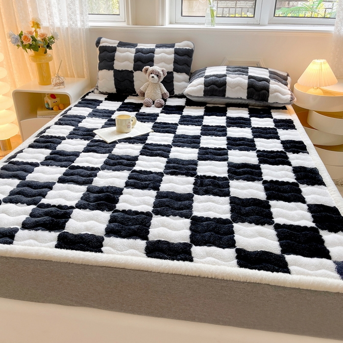 91家纺网 家纺一手货源 找家纺 2024秋冬加厚床垫床褥子北极绒印花泰迪绒床褥床护垫三件套-160g夹棉 棋盘格-黑白