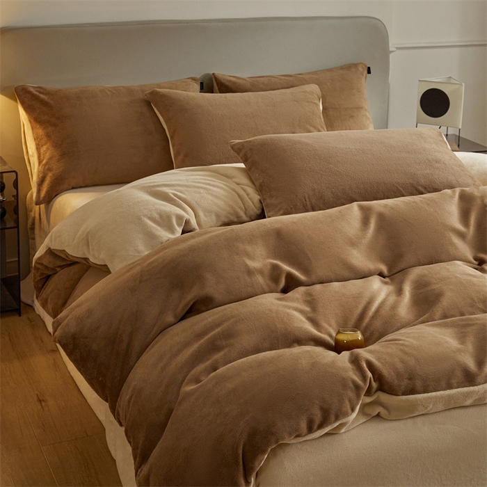 91家纺网 家纺一手货源 找家纺 启程家纺 2024新款A类加厚230克纯色双拼牛奶绒四件套 奶茶咖+奶咖