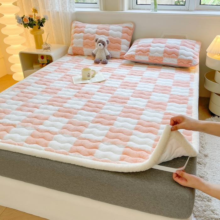 91家纺网 家纺一手货源 找家纺 2024秋冬加厚床垫床褥子北极绒印花泰迪绒床褥床护垫三件套-160g夹棉 棋盘格-粉玉